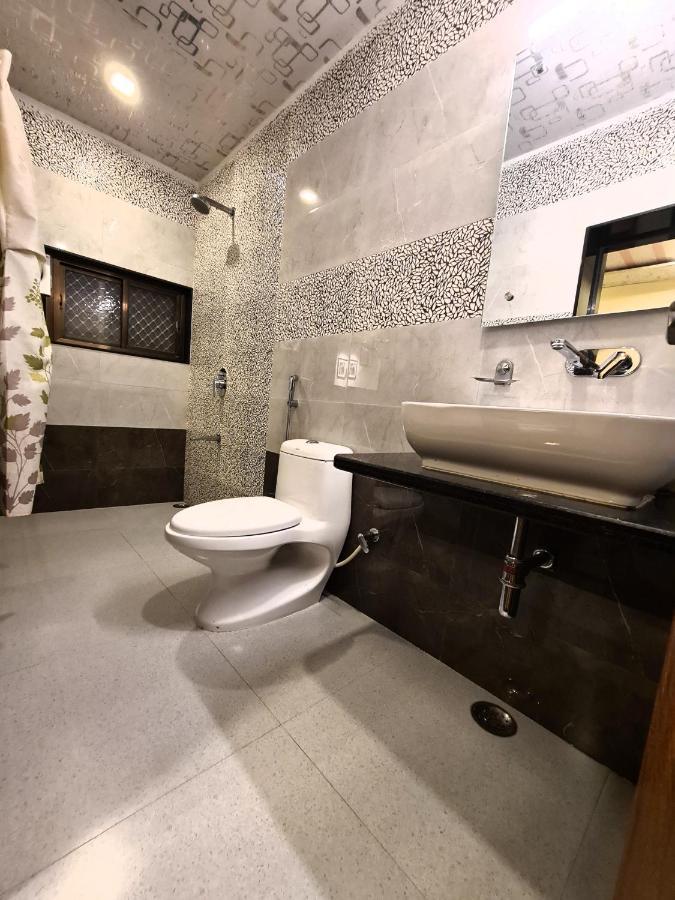 Eminence Palm Residency - 1 Km From Center