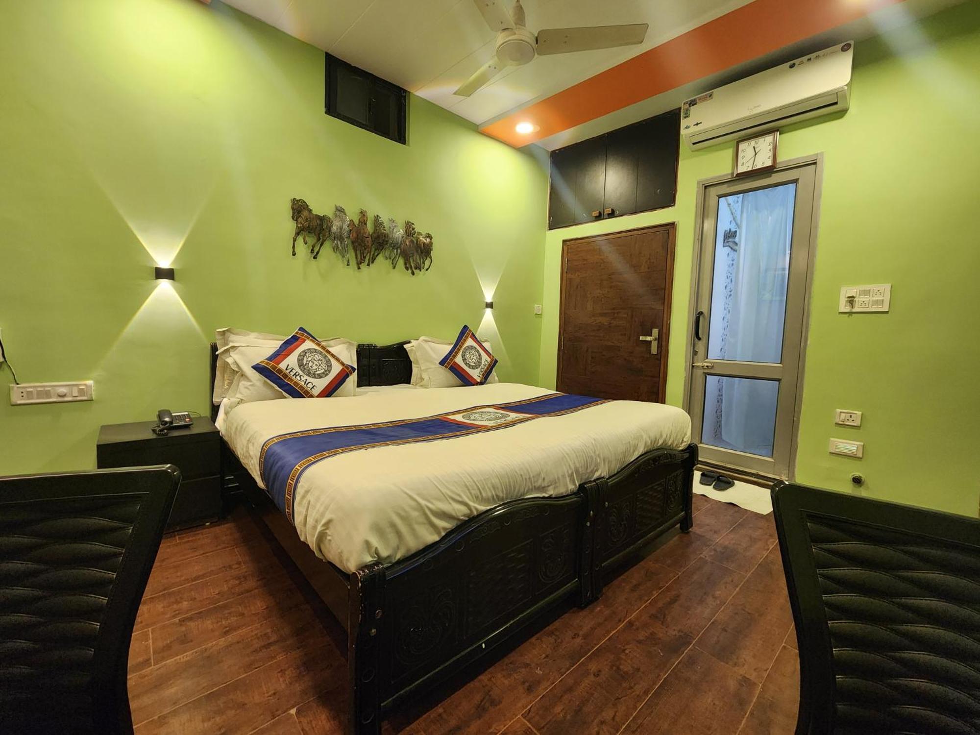 Guest house Shaleen Elegance Nakki 400 Meters