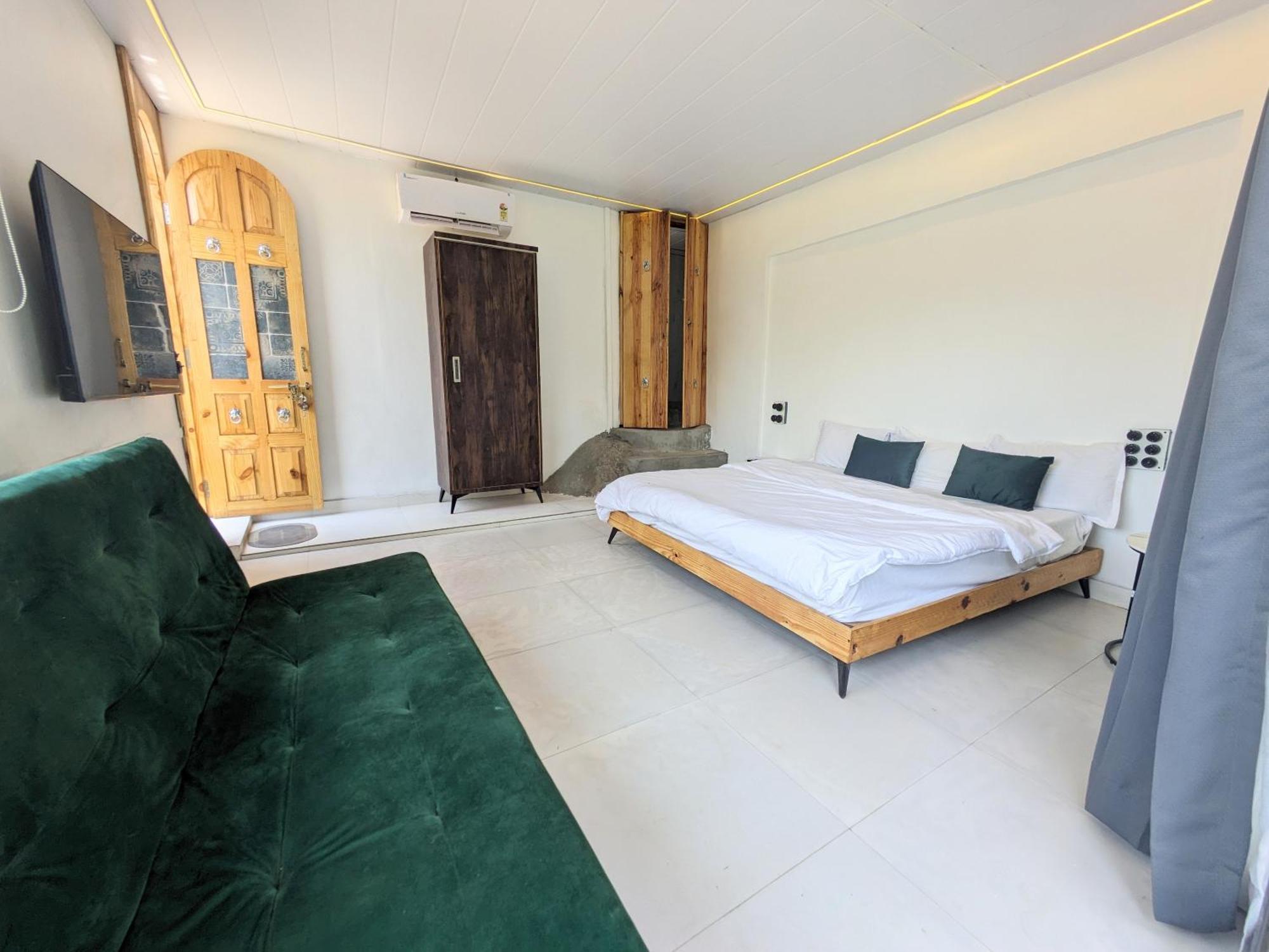 Guest house Glass Canvas Mount Abu