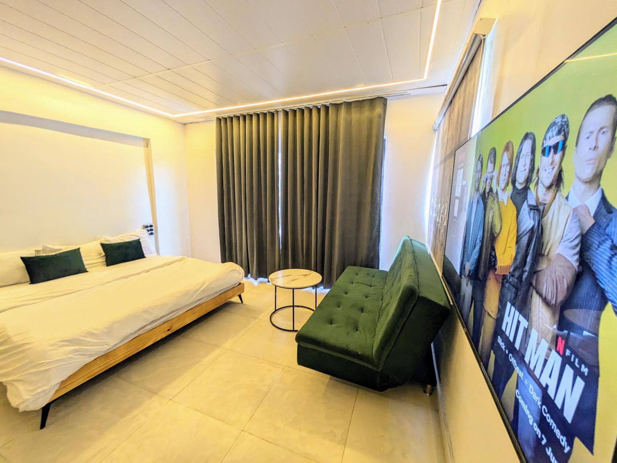 Glass Canvas Guest house *