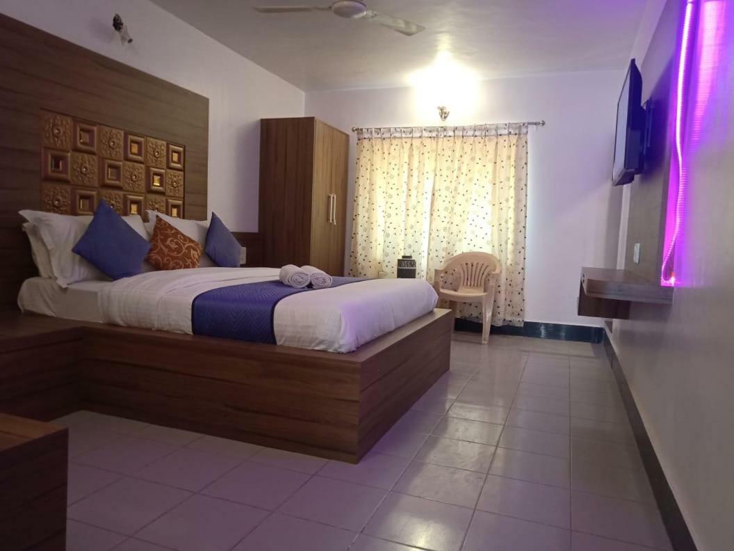 Shanti, Hotel