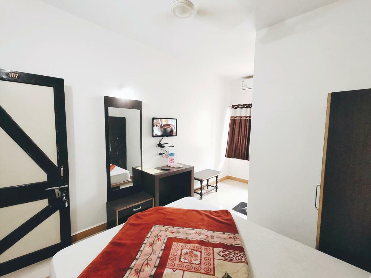 Radhika Palace 2*