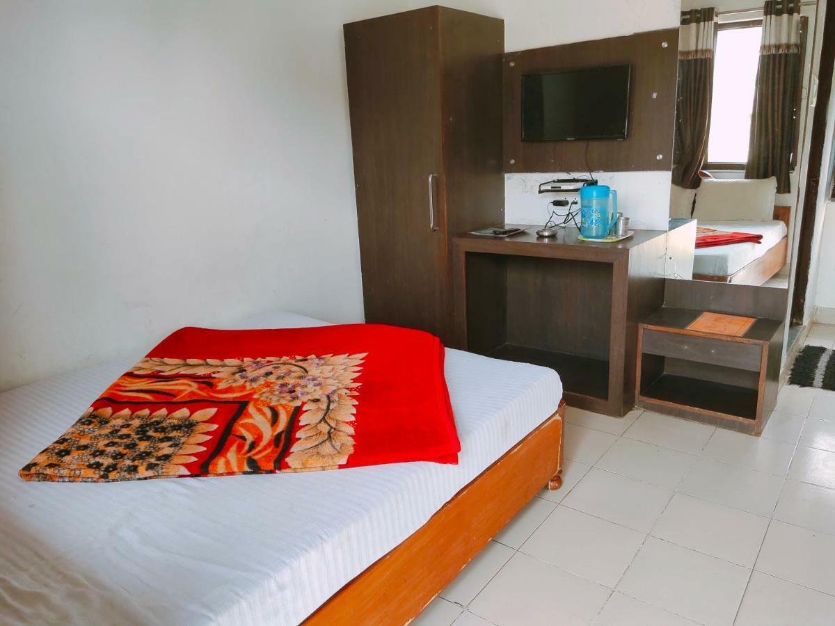 Radhika Palace 2*