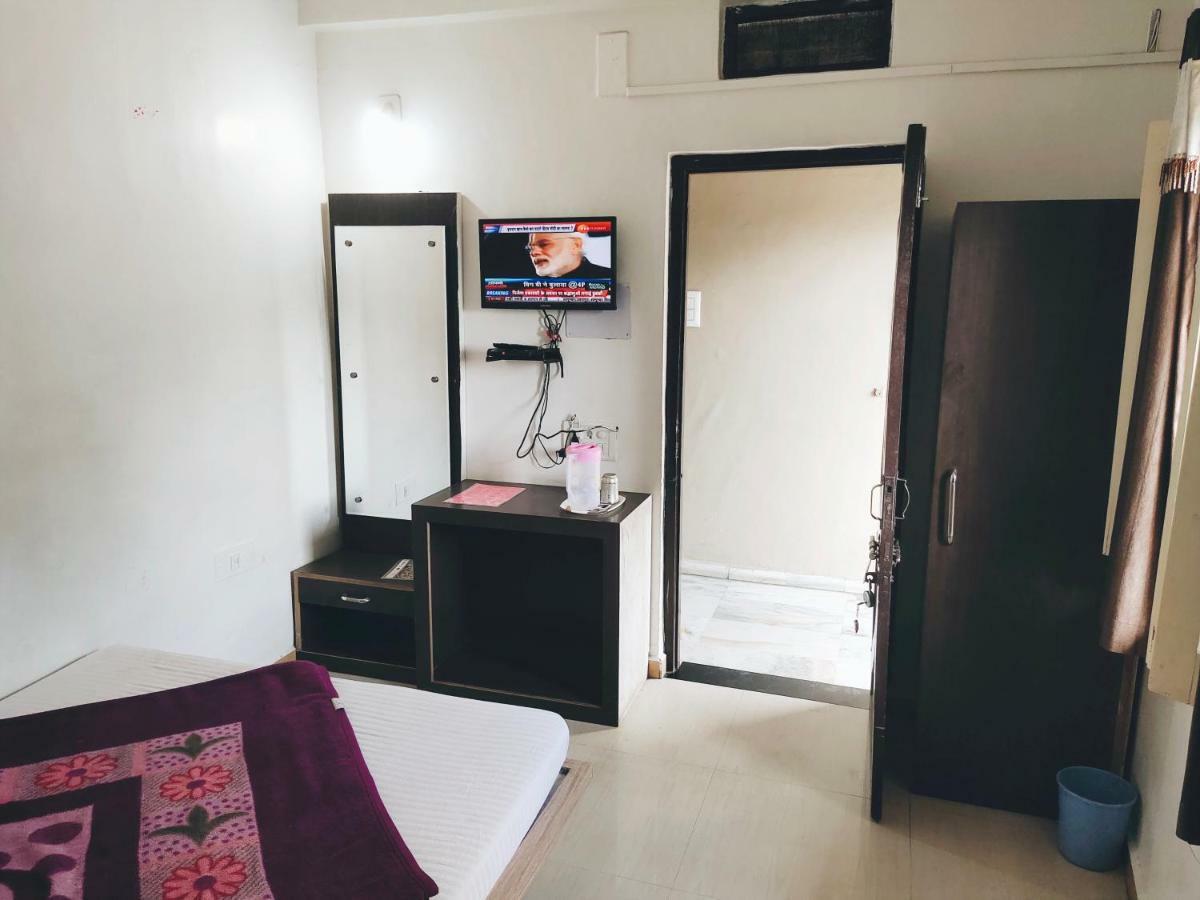 Radhika Palace 2*