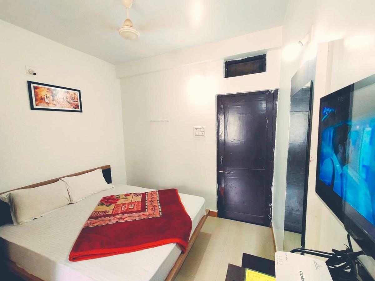 Radhika Palace 2*