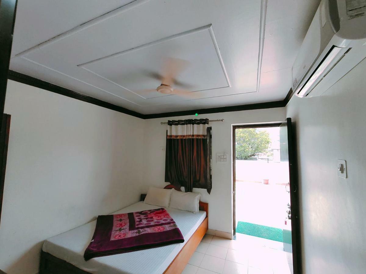 Radhika Palace 2*