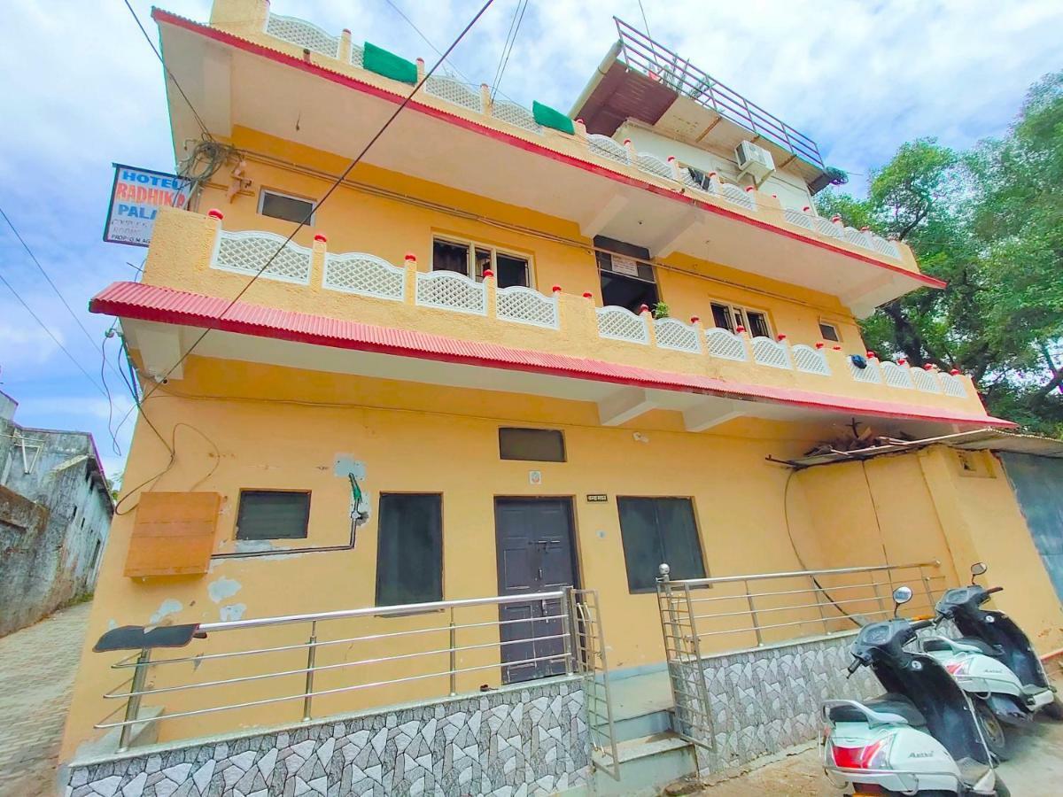 Radhika Palace 2*
