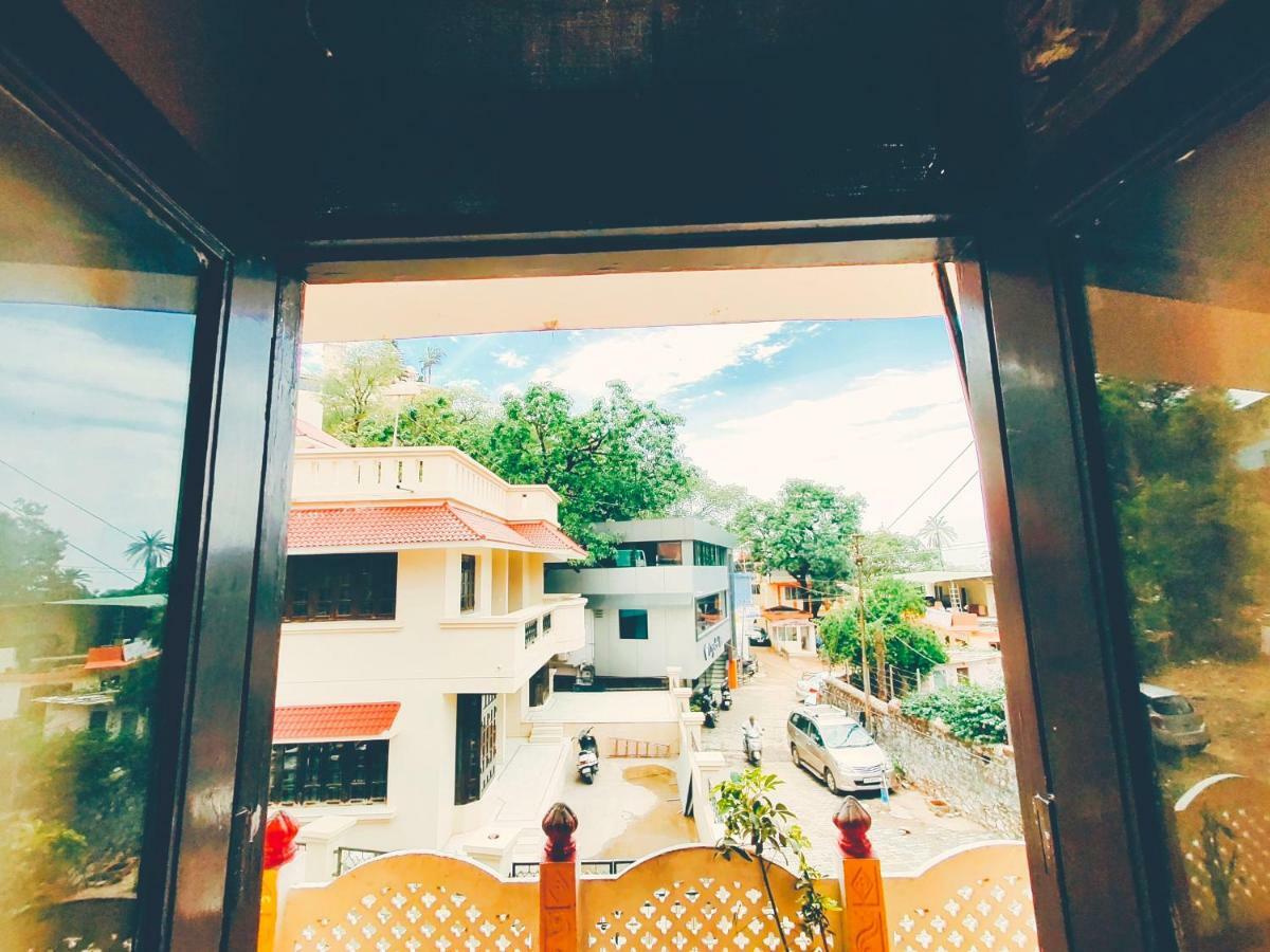 Radhika Palace 2*