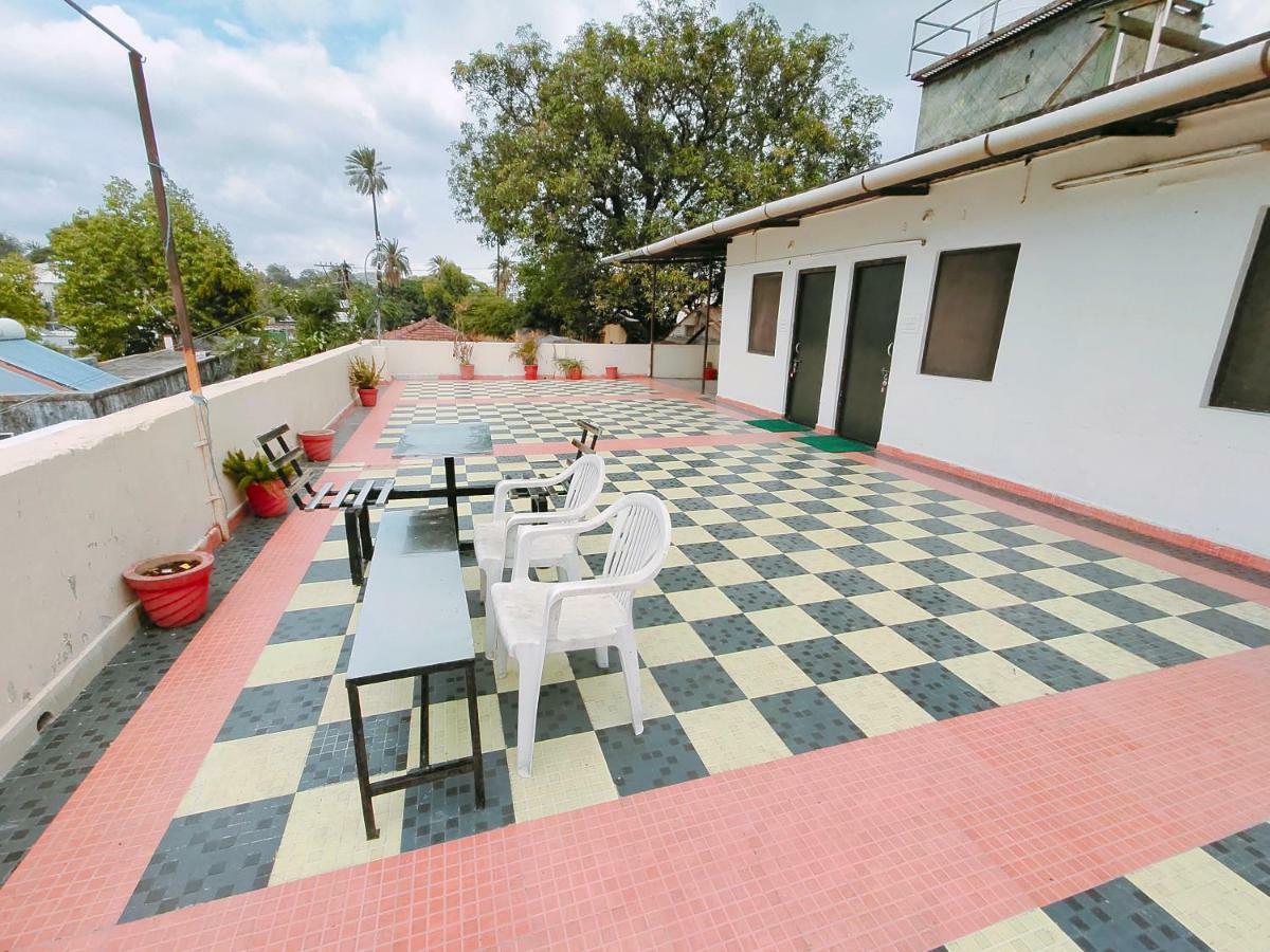 Radhika Palace 2*