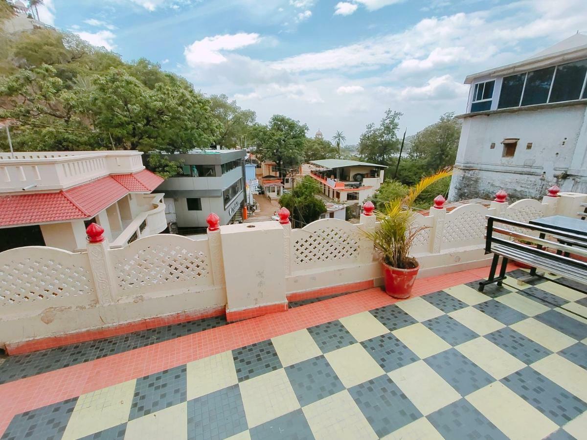 Radhika Palace 2*