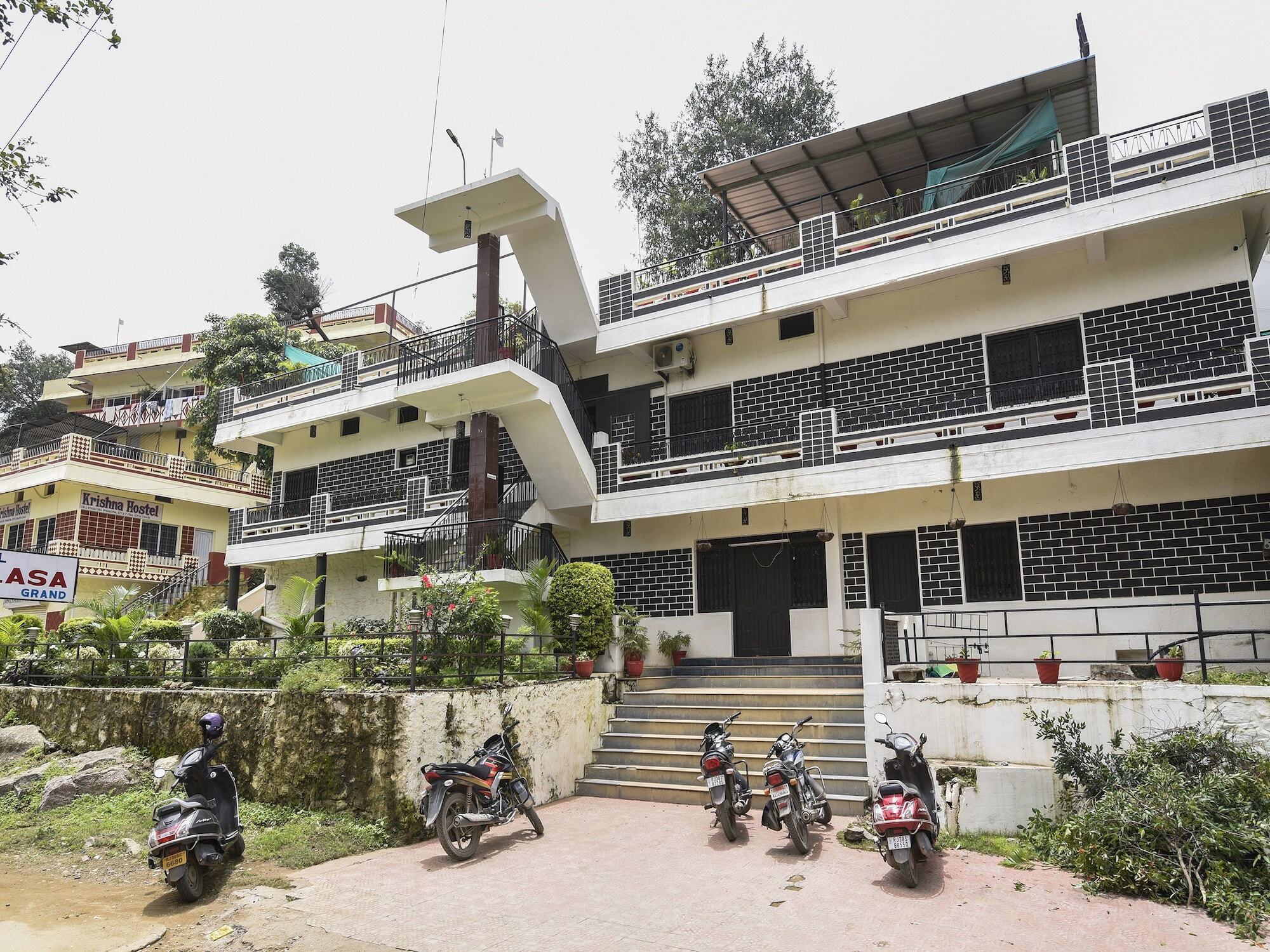 Oyo 17080 The Lasa Grand Apartment