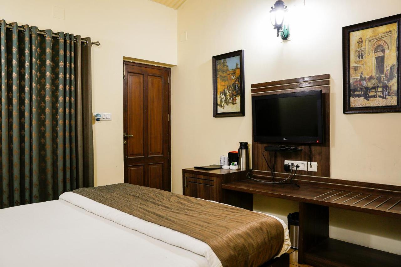 Manek Manor Hotel 3*