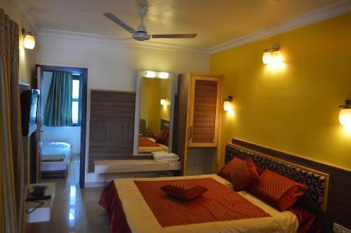 Crystal Nakki 25 Meter Hotel