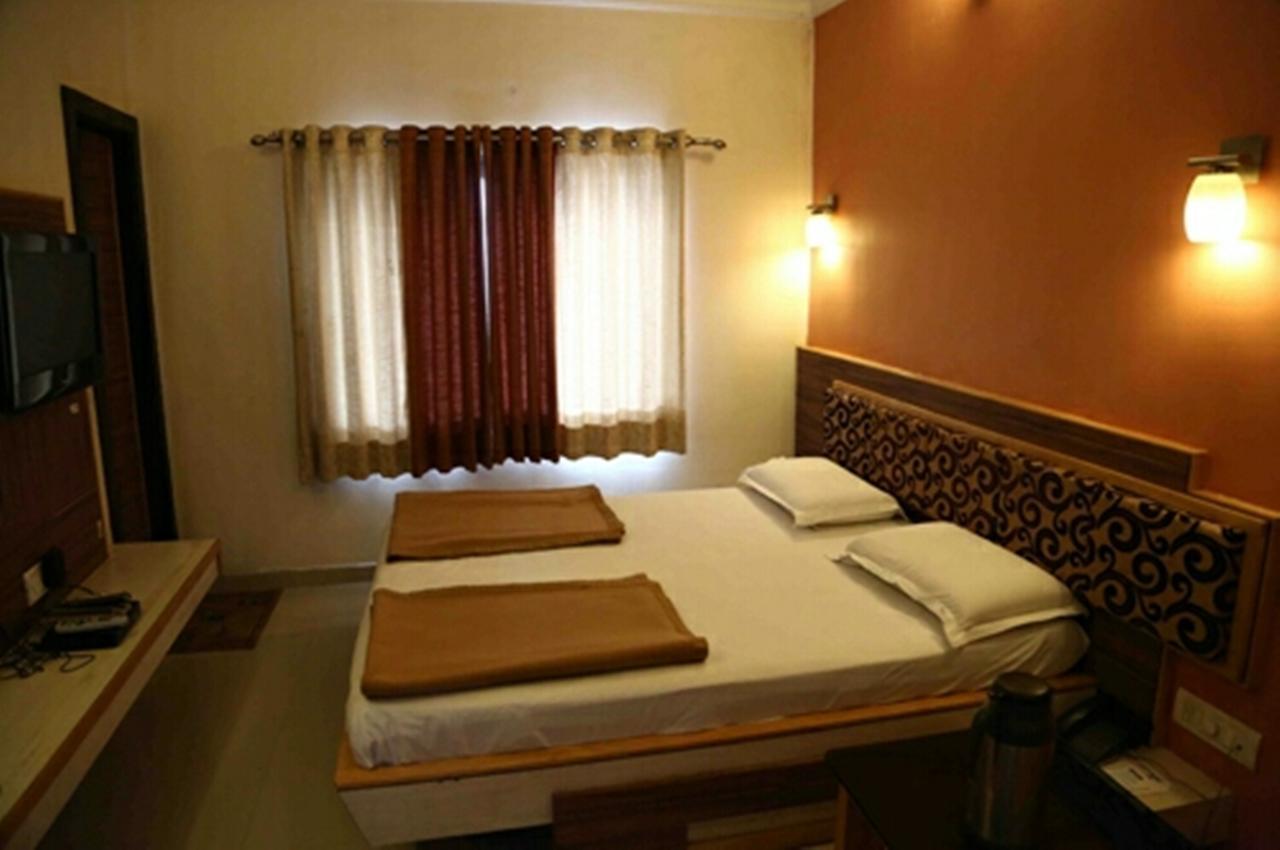 Hotel Crystal Nakki 25 Meter 2*