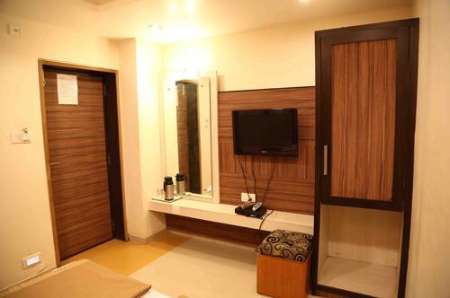 Hotel Crystal Nakki 25 Meter 2*