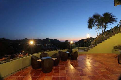 The Colonial Manek Manor