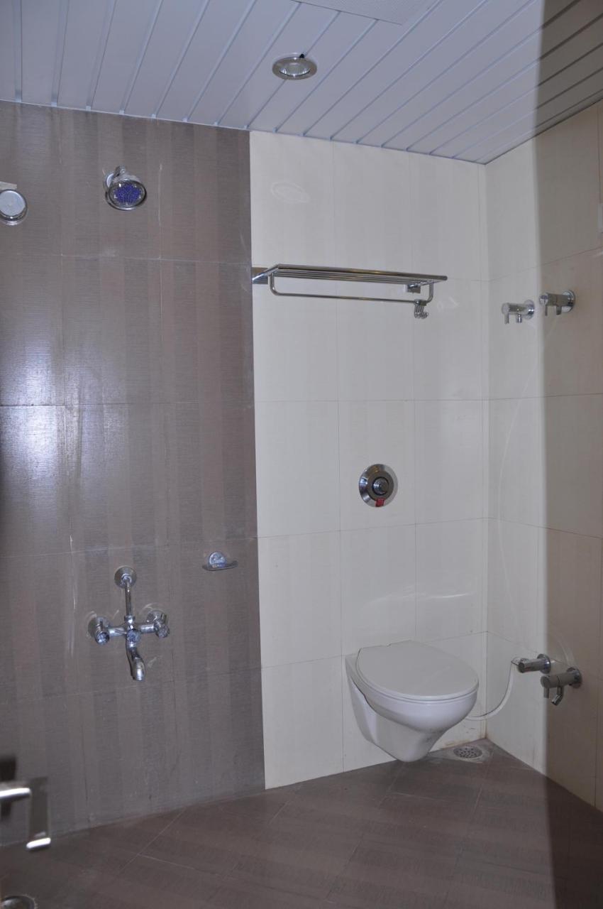 Hotel Crystal Nakki 25 Meter 2*