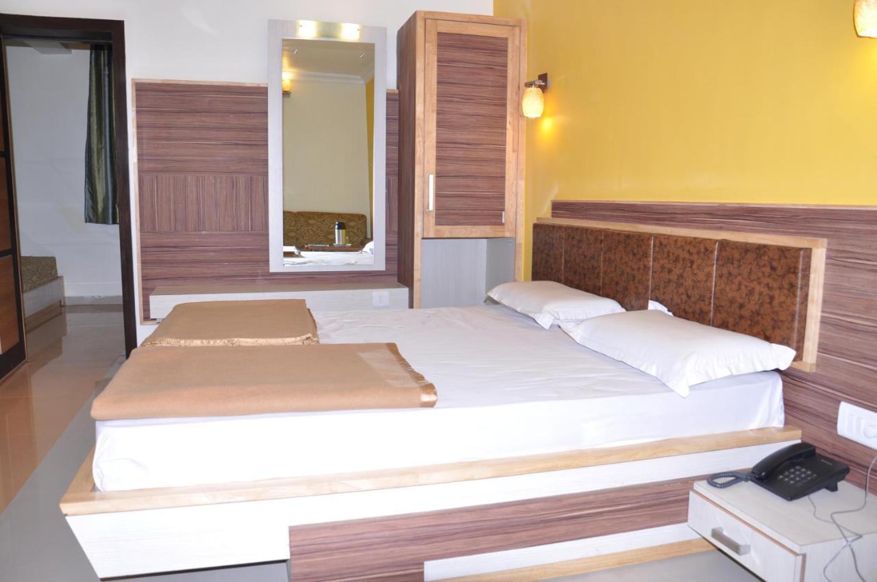 Hotel Crystal Nakki 25 Meter 2*