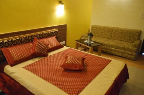 Hotel Crystal Nakki 25 Meter 2*