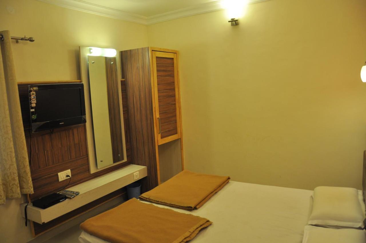 Hotel Crystal Nakki 25 Meter 2*